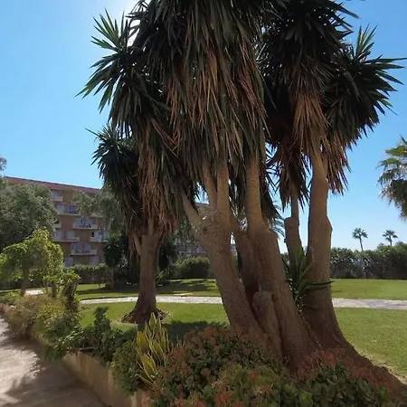Luxurious 1 Bed With 5 Pools & Gardens.